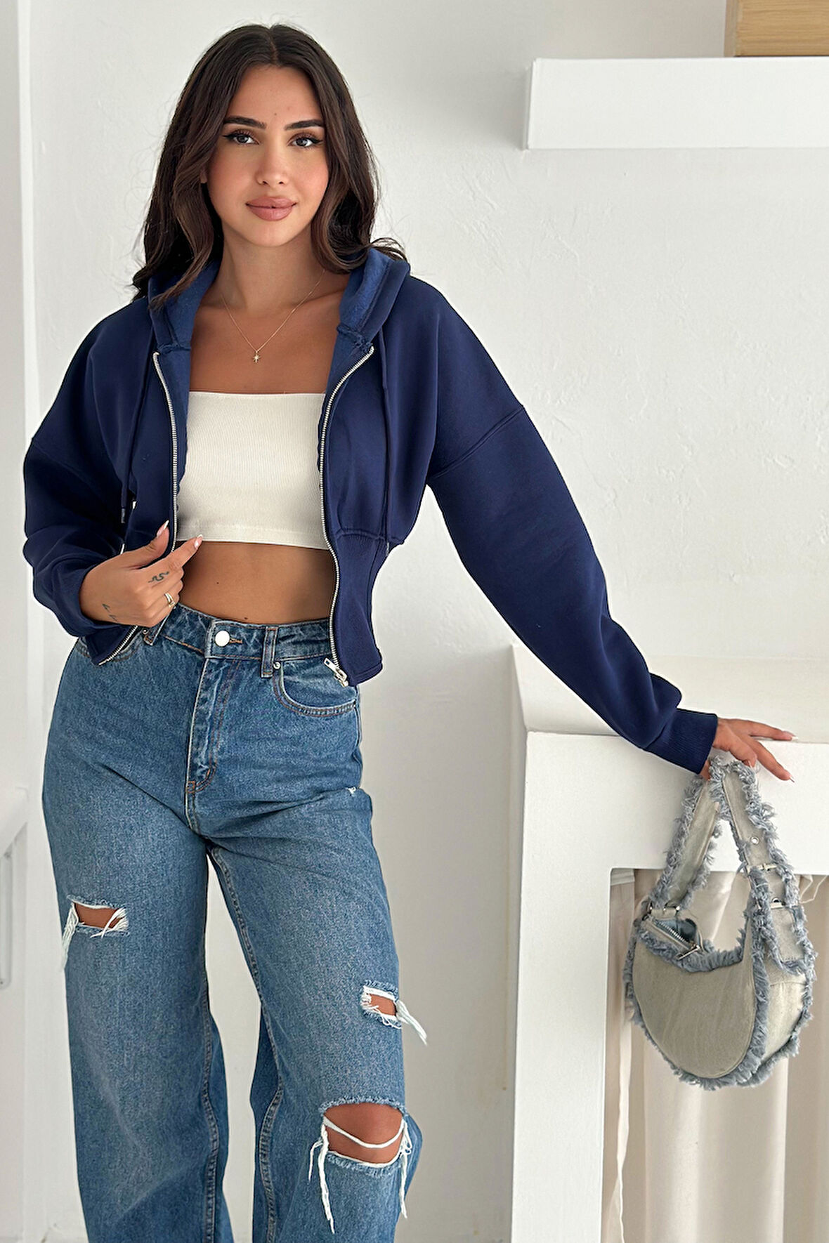 Kadın Siyah Fermuarlı Hoodie – Minimal Sokak Ruhuyla