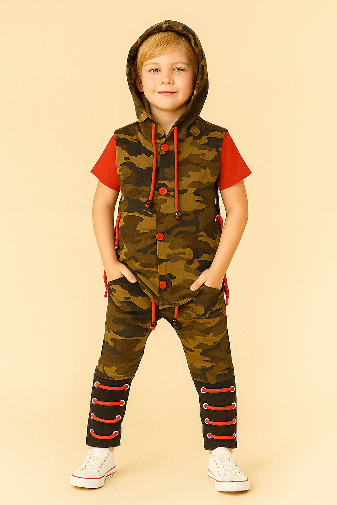 Kamuflaj Desenli Erkek Çocuk 3’lü Kombin – Kapüşonlu Yelek, Tişört ve Eşortman
