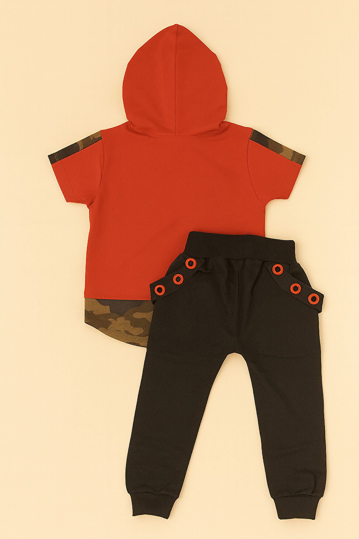 Erkek Çocuk Kırmızı Kapüşonlu Sweat & Siyah Eşortman Kombin – Spor Tarz