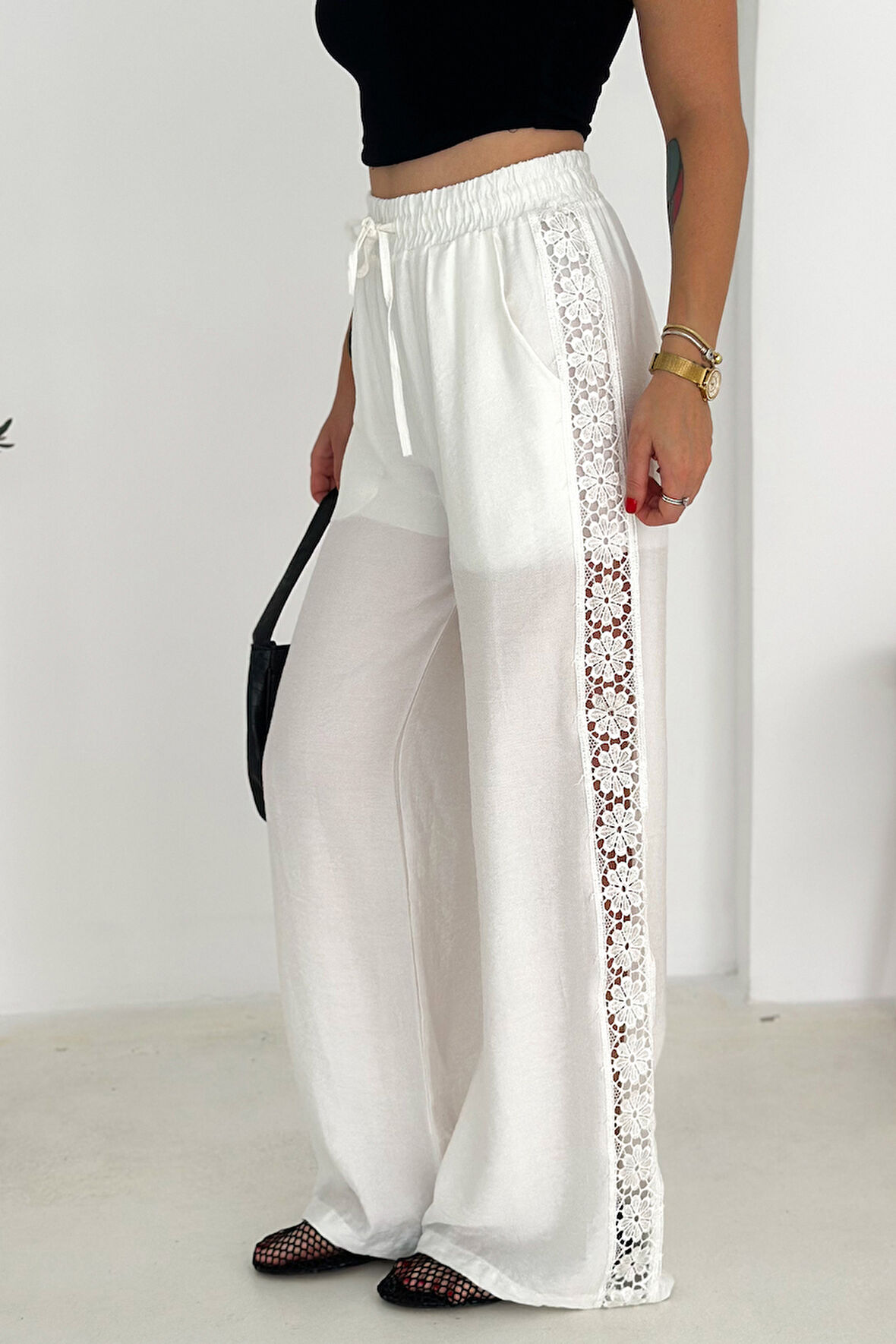 Kadın Yanları Dantel Astarlı Şortlu Pantolon – Hafif & Feminen Stil