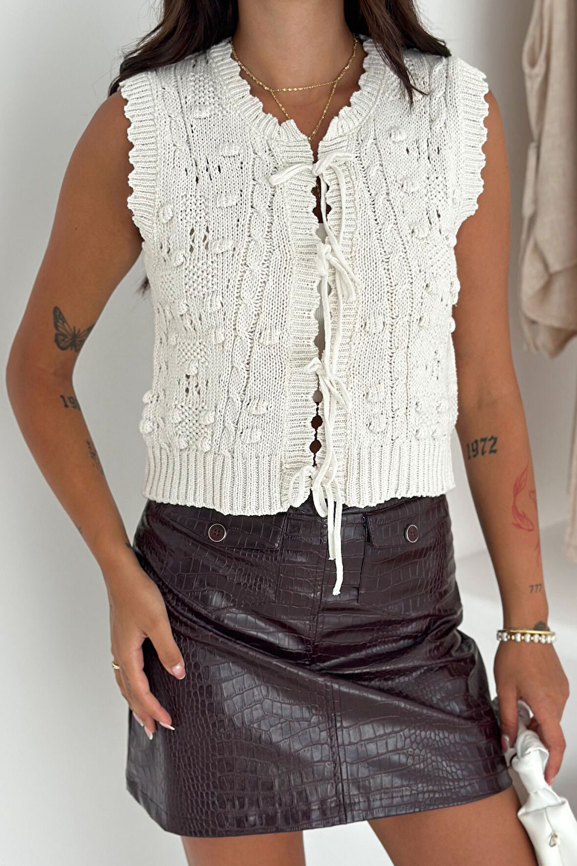 Kadın Ponponlu Bağlamalı Triko Süveter – Dokulu & Romantik Stil