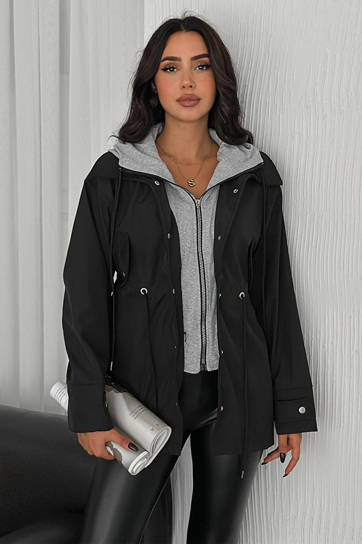 Kadın Kapüşonlu Kuşaklı Çıtçıt & Fermuar Detaylı Trenç Ceket – Fonksiyonel & Şehirli Stil