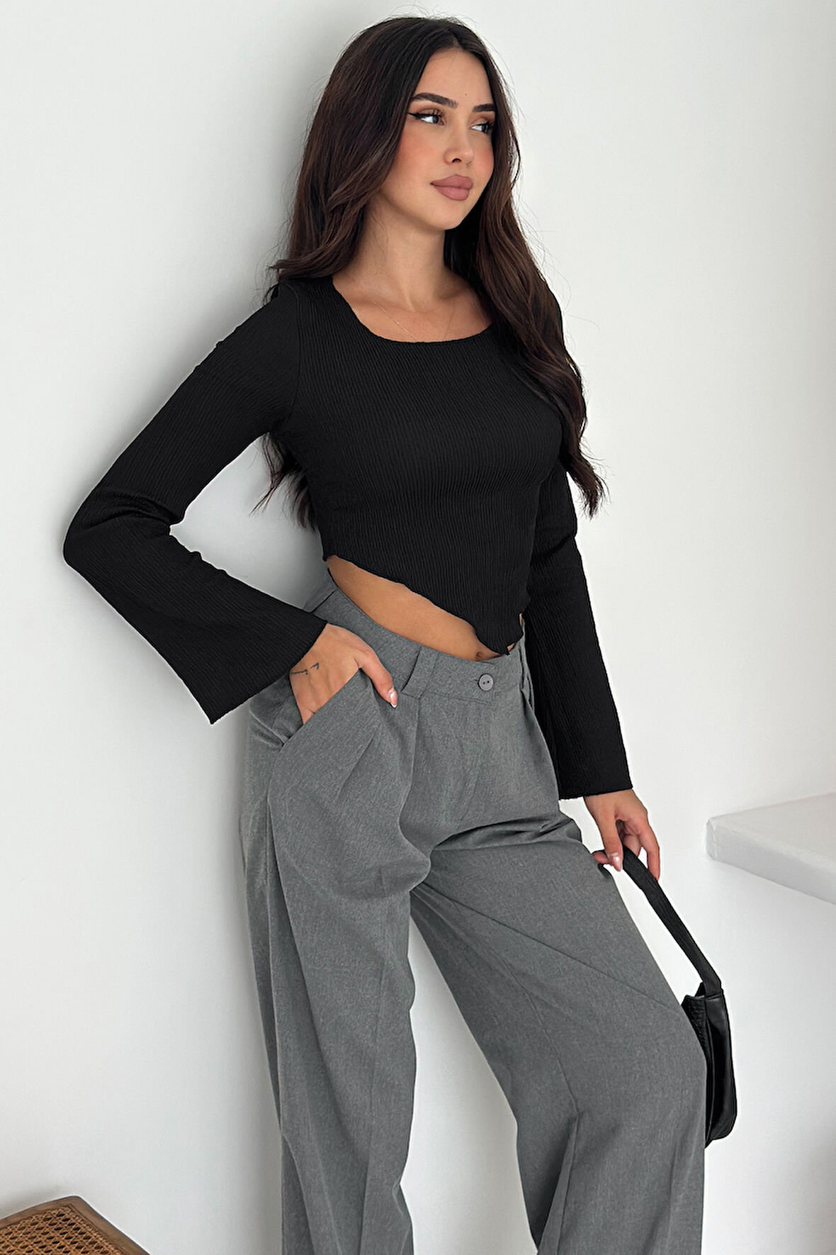 İspanyol Kol Ribanalı Sivri Etek Uçlu Crop Bluz – Modern & Vücuda Oturan Stil