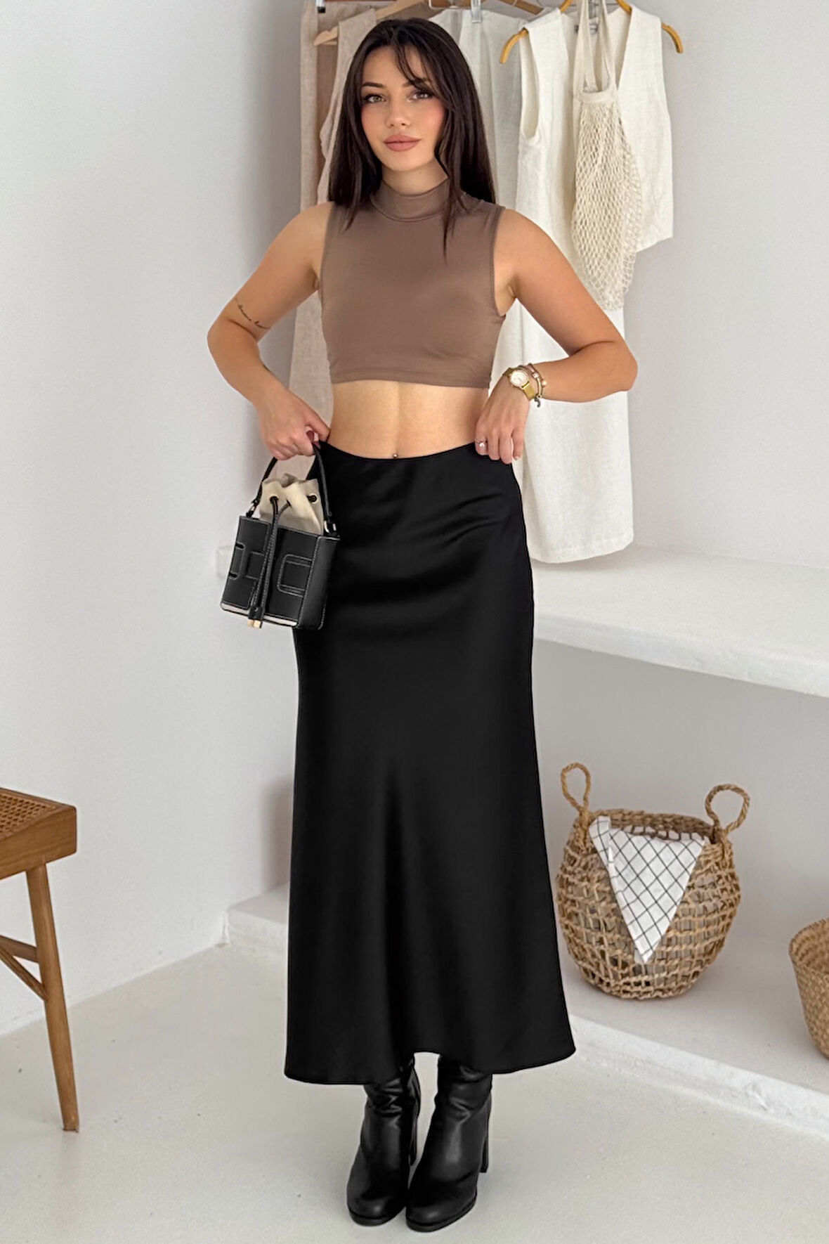 Kadın Saten Volanlı Uzun Etek – Akıcı & Zarif Stil