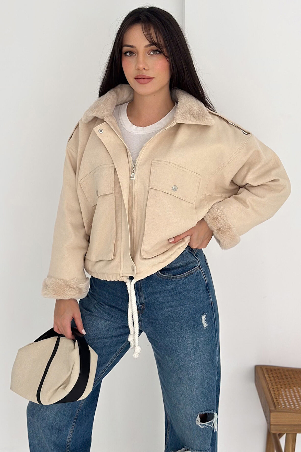 Kadın Peluş Detaylı Fermuarlı Mont – Sıcak & Şehirli Stil