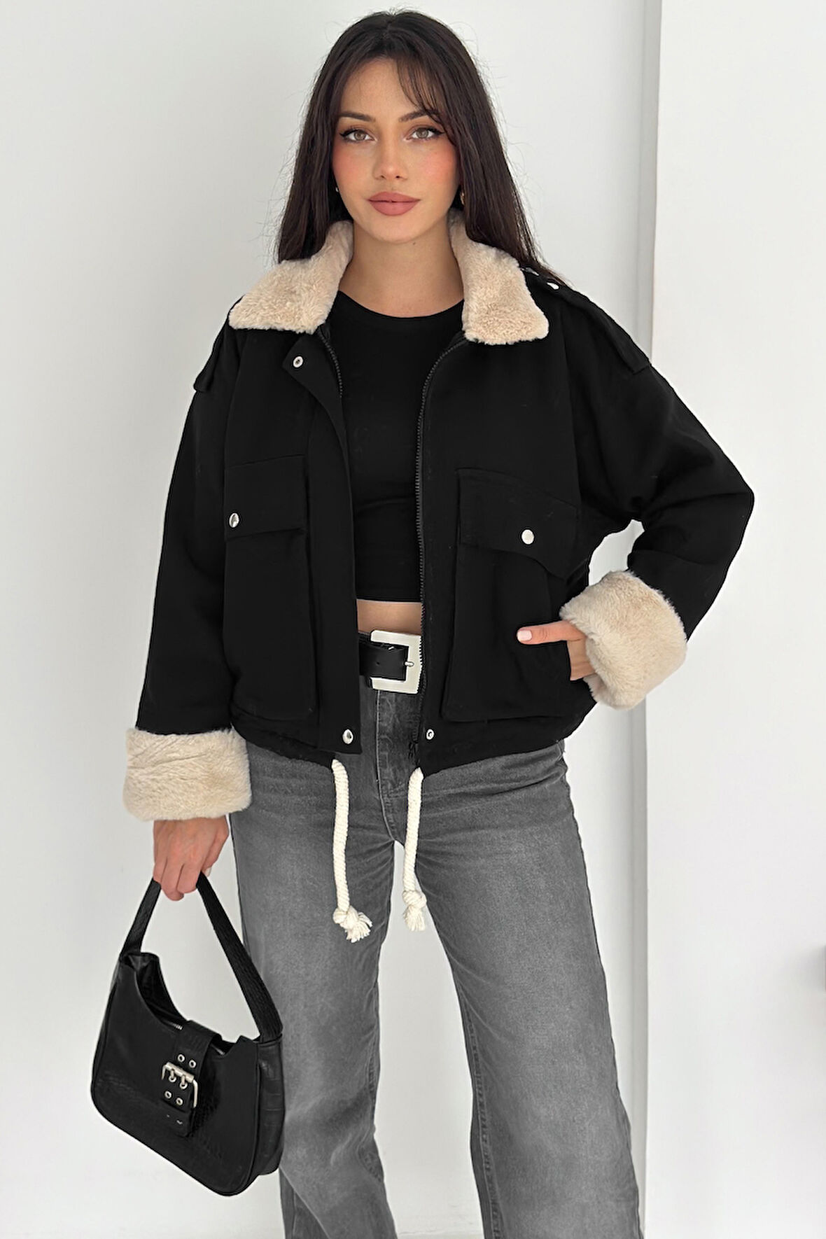 Kadın Peluş Detaylı Fermuarlı Mont – Sıcak & Şehirli Stil