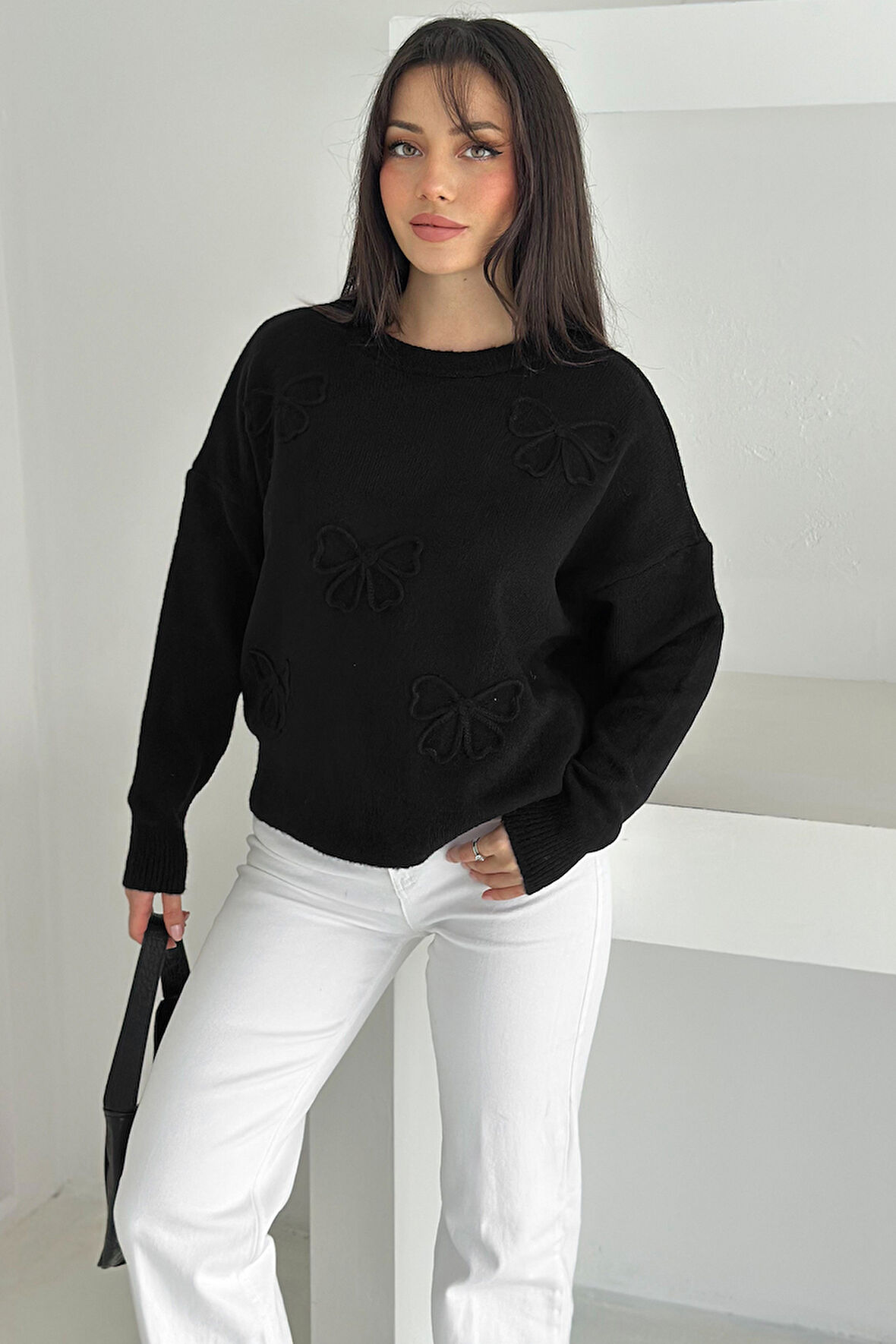 Kadın Kelebek Nakışlı Örgü Kazak – Naif & Dekoratif Stil