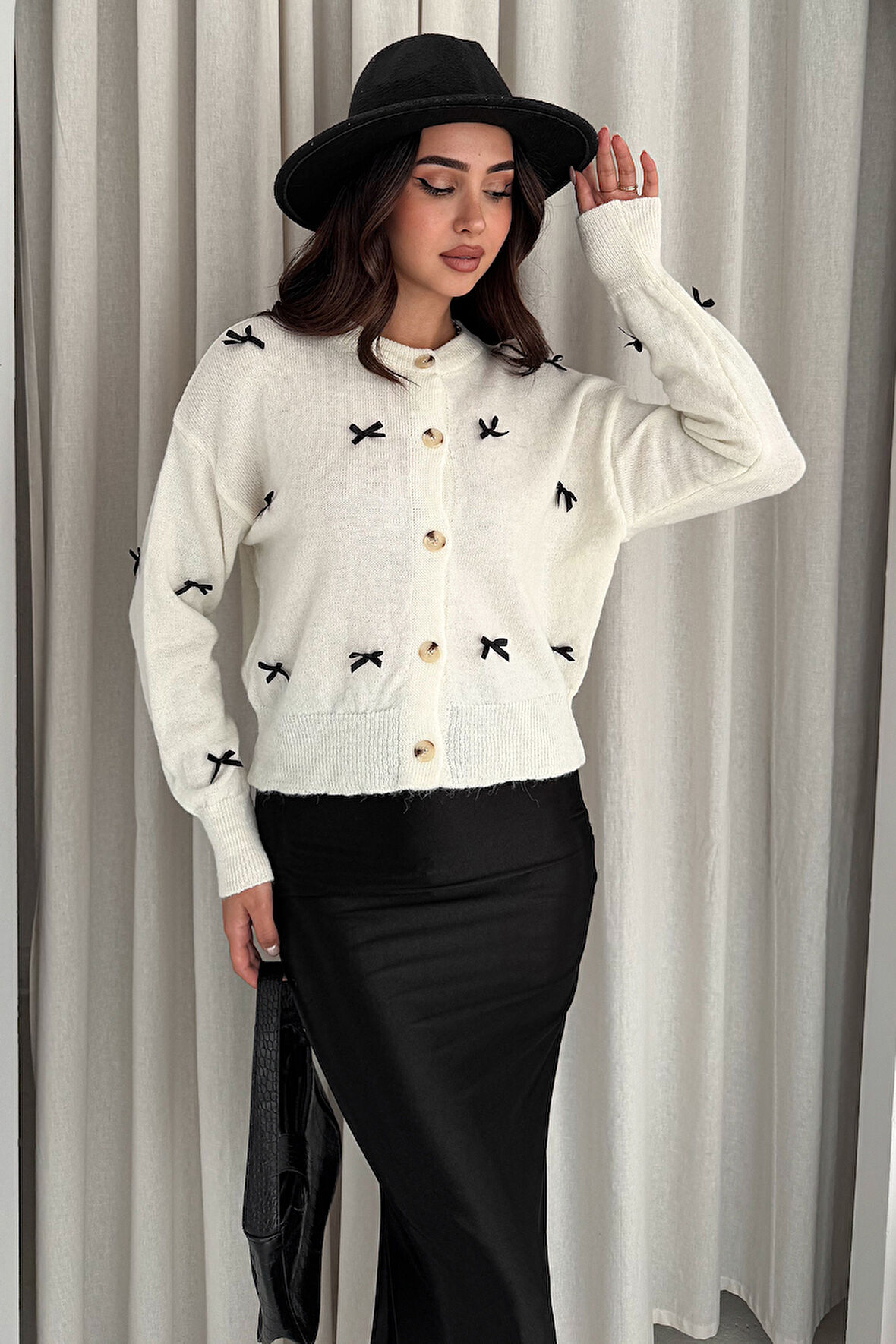 Kadın Fiyonk Desenli Düğmeli Hırka – Zarif & Oyuncu Stil