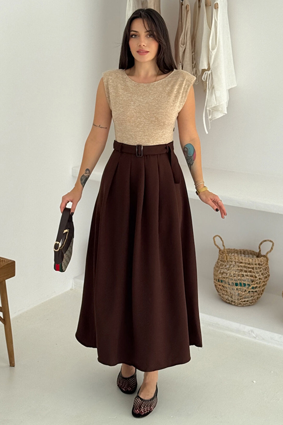 Kadın Pileli Kemerli Maxi Vatkalı Premium Elbise – Zarif & Duru Stil