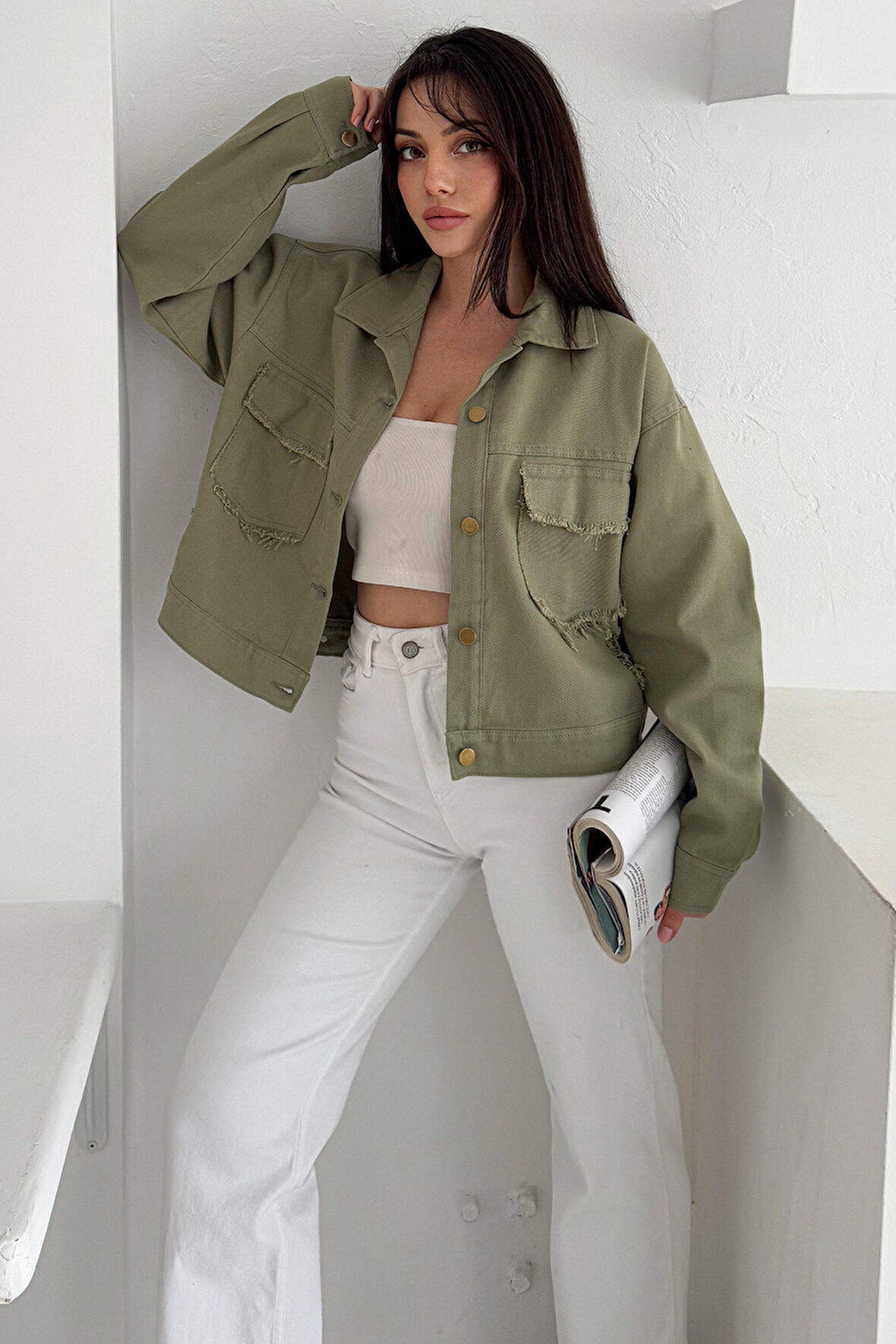 Kadın Yırtık Detaylı Crop Ceket – Dinamik & Sokak Stili