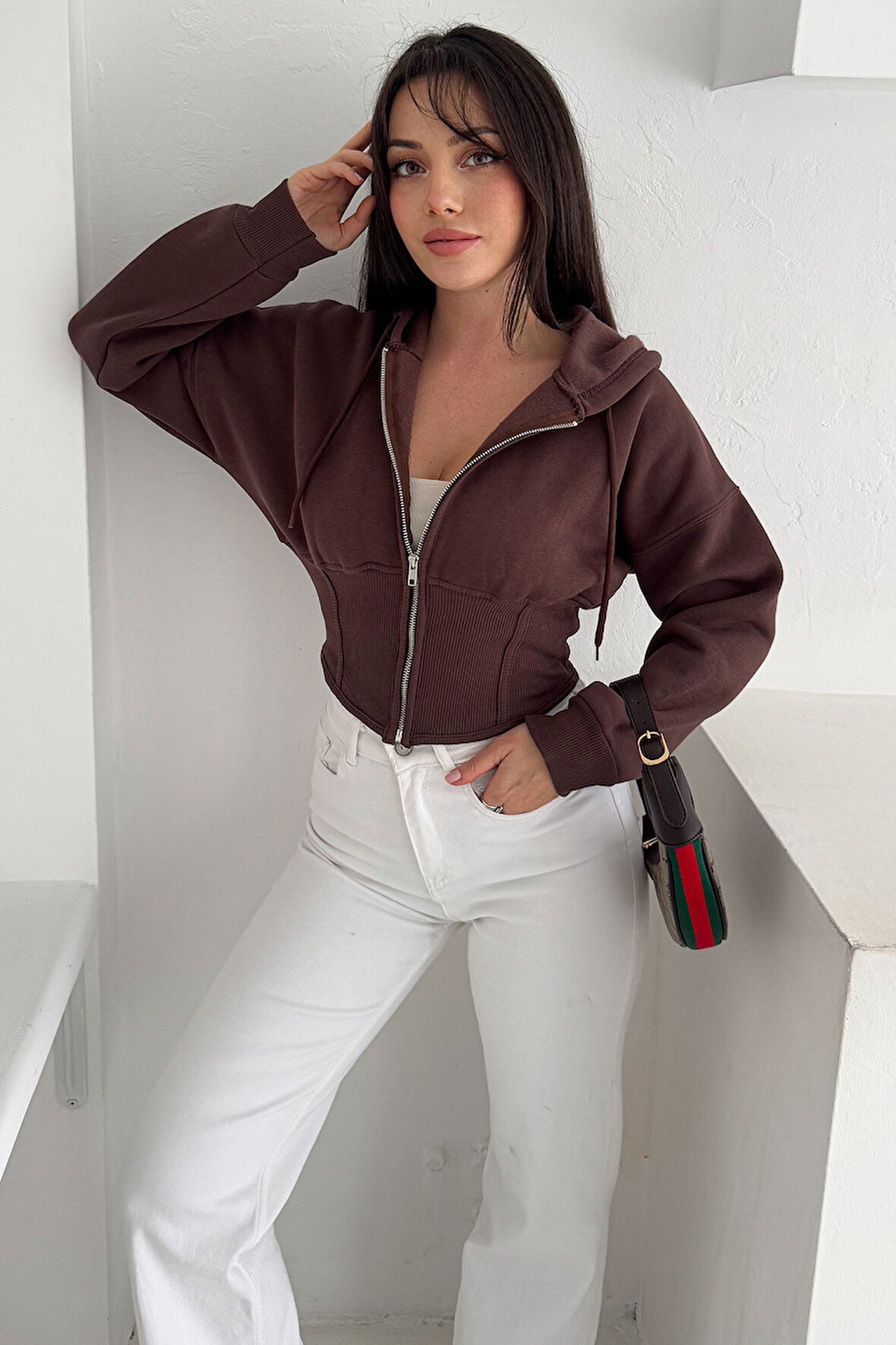 Kadın Siyah Fermuarlı Hoodie – Minimal Sokak Ruhuyla