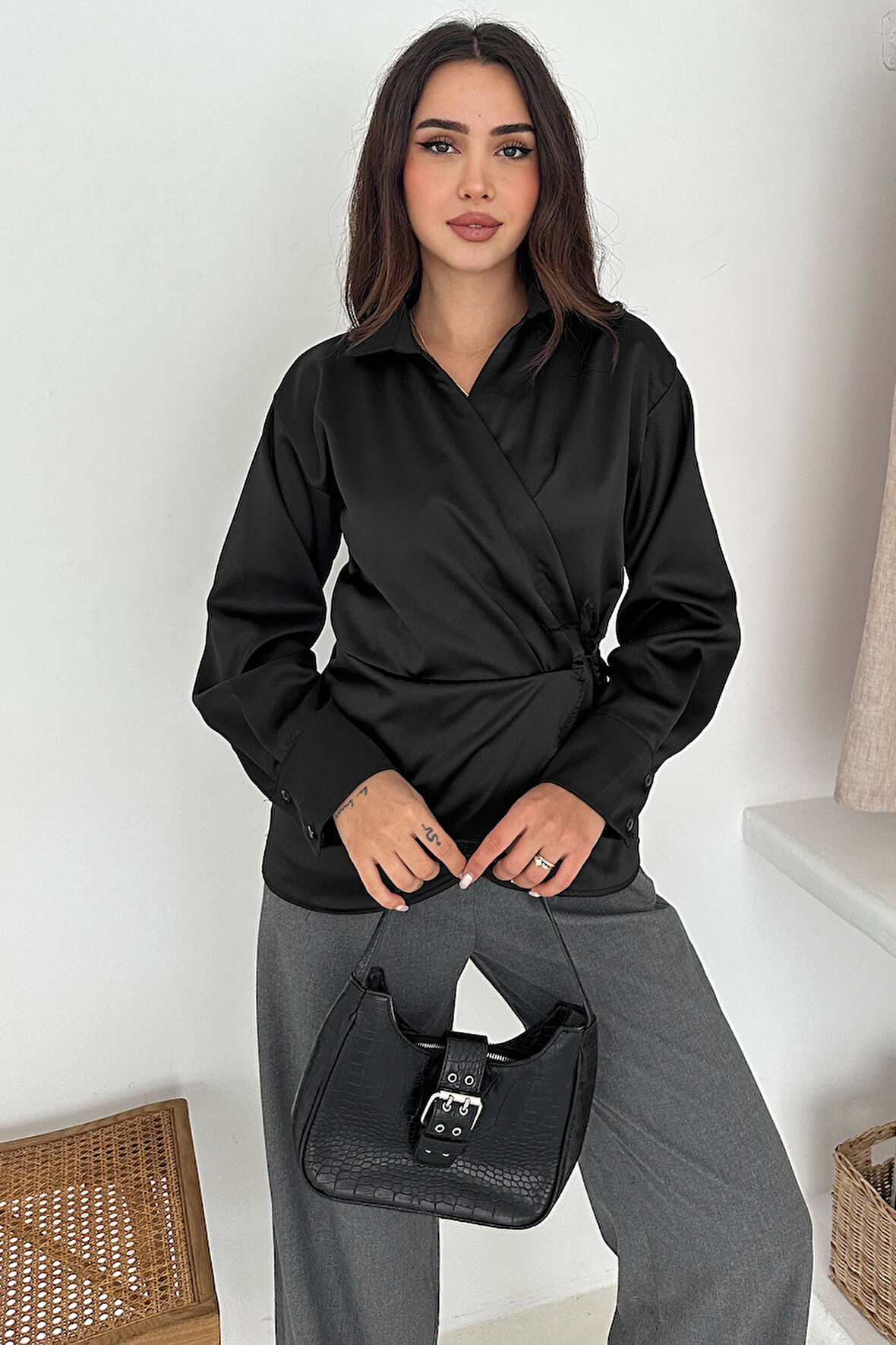 Kadın Saten Yan Bağlamalı Kruvaze Gömlek – Akışkan & Şehirli Stil