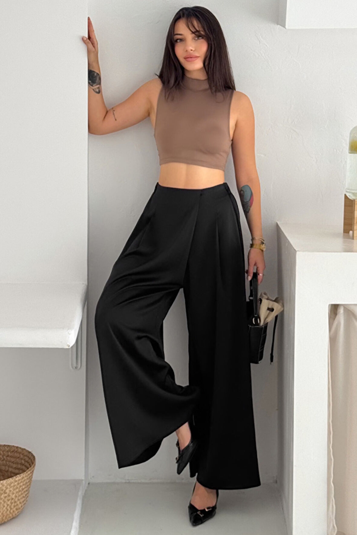 Kadın Pileli Bol Paça Saten Kumaş Pantolon – Güçlü & Zamansız Stil