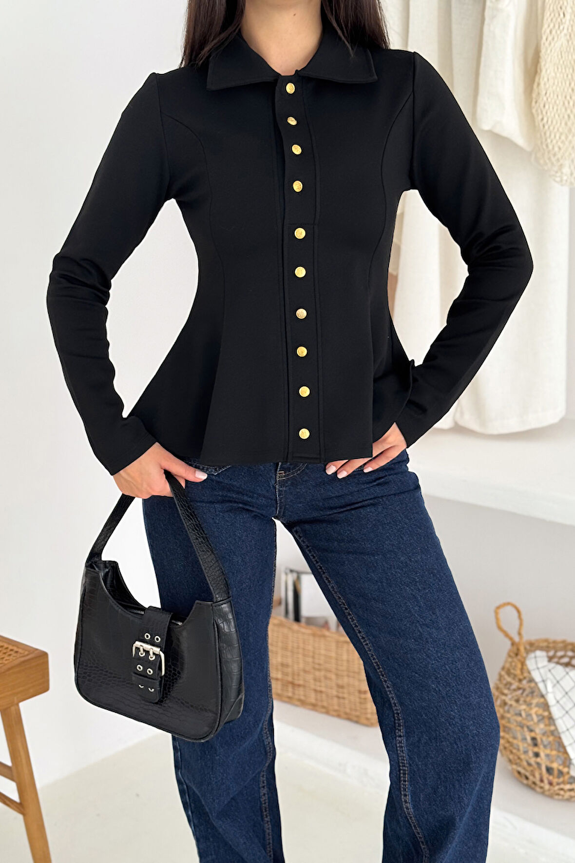 Kadın Altın Düğmeli Peplum Gömlek – Güçlü & Şehirli Stil