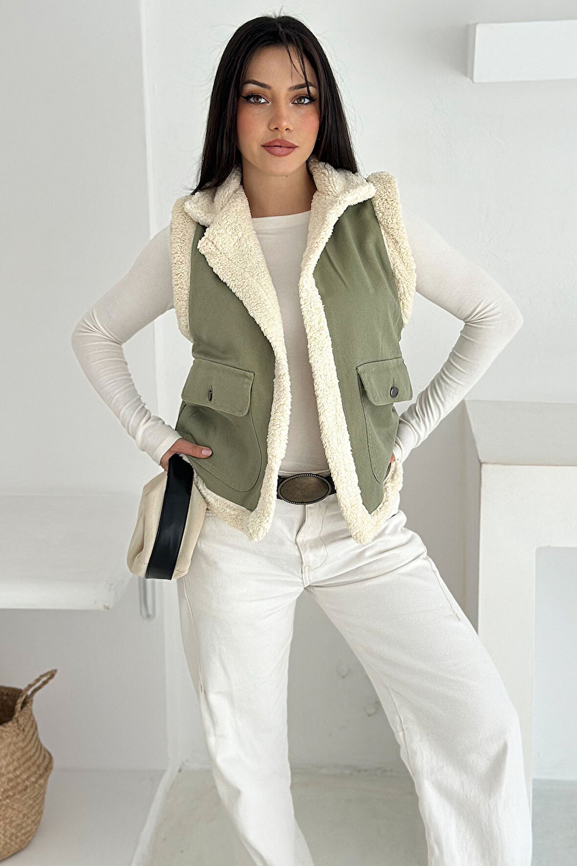 Kadın Peluş Kenarlı Cepli Yelek – Kontrastlı & Kışlık Stil