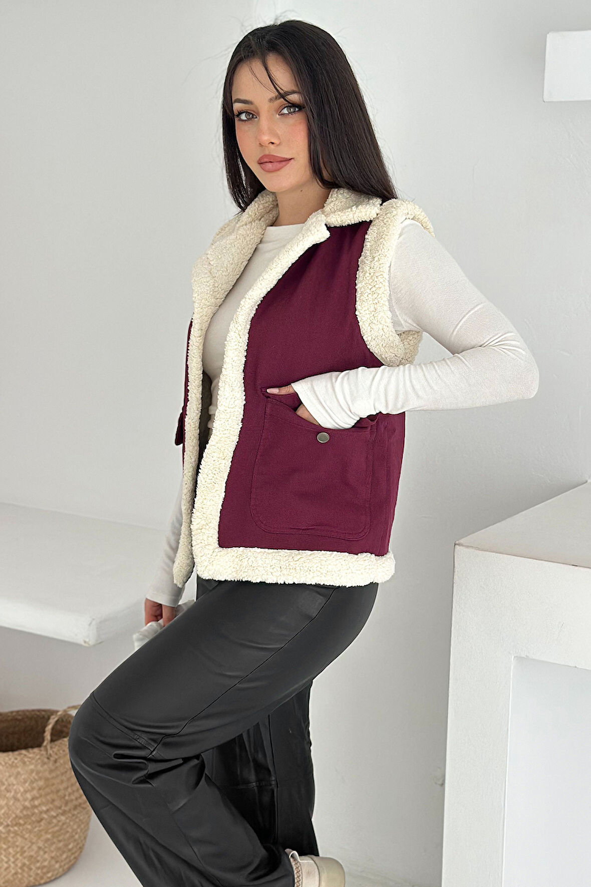 Kadın Peluş Kenarlı Cepli Yelek – Kontrastlı & Kışlık Stil