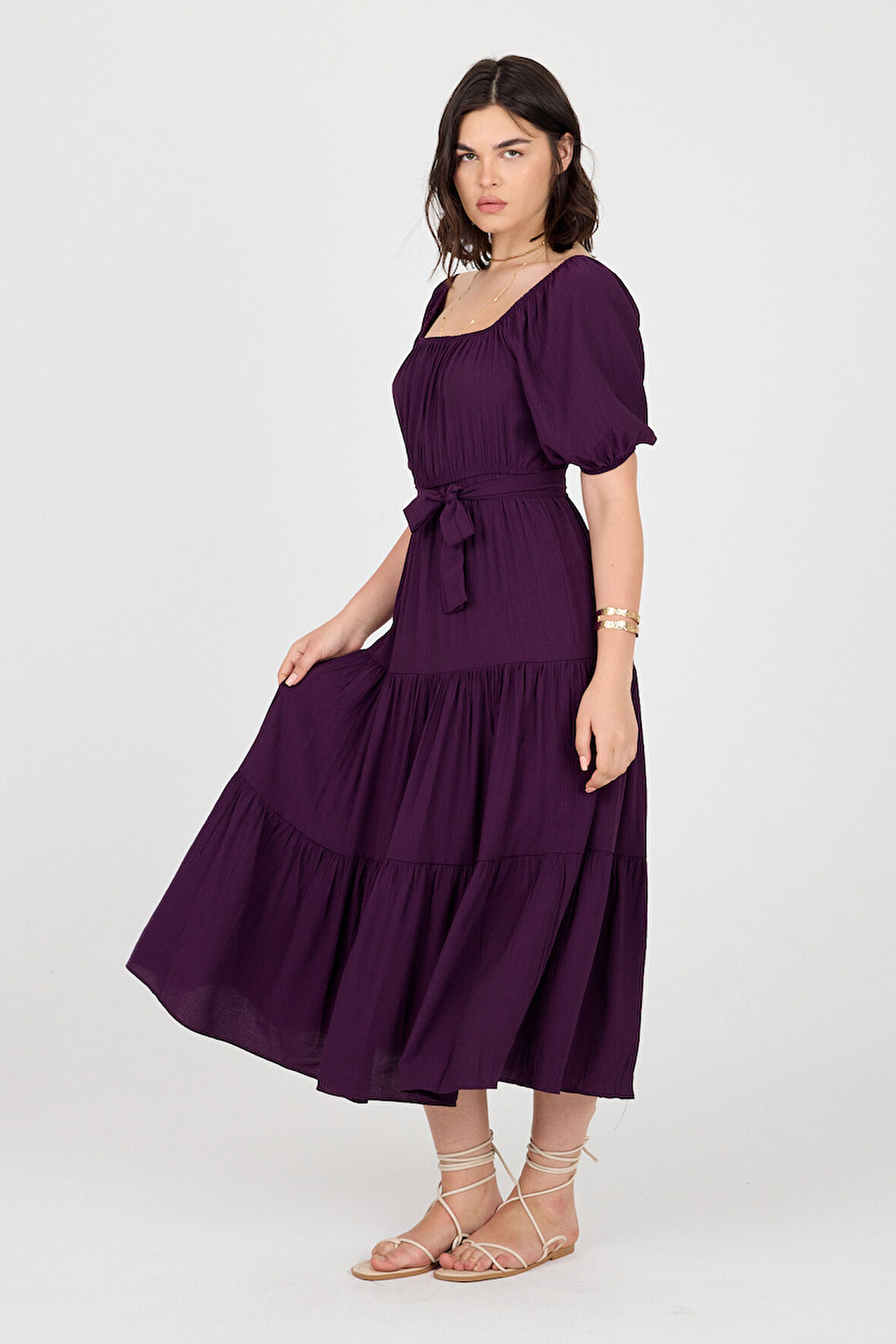 Omzu ve Beli Lastikli Kat Detaylı Midi Boy Elbise