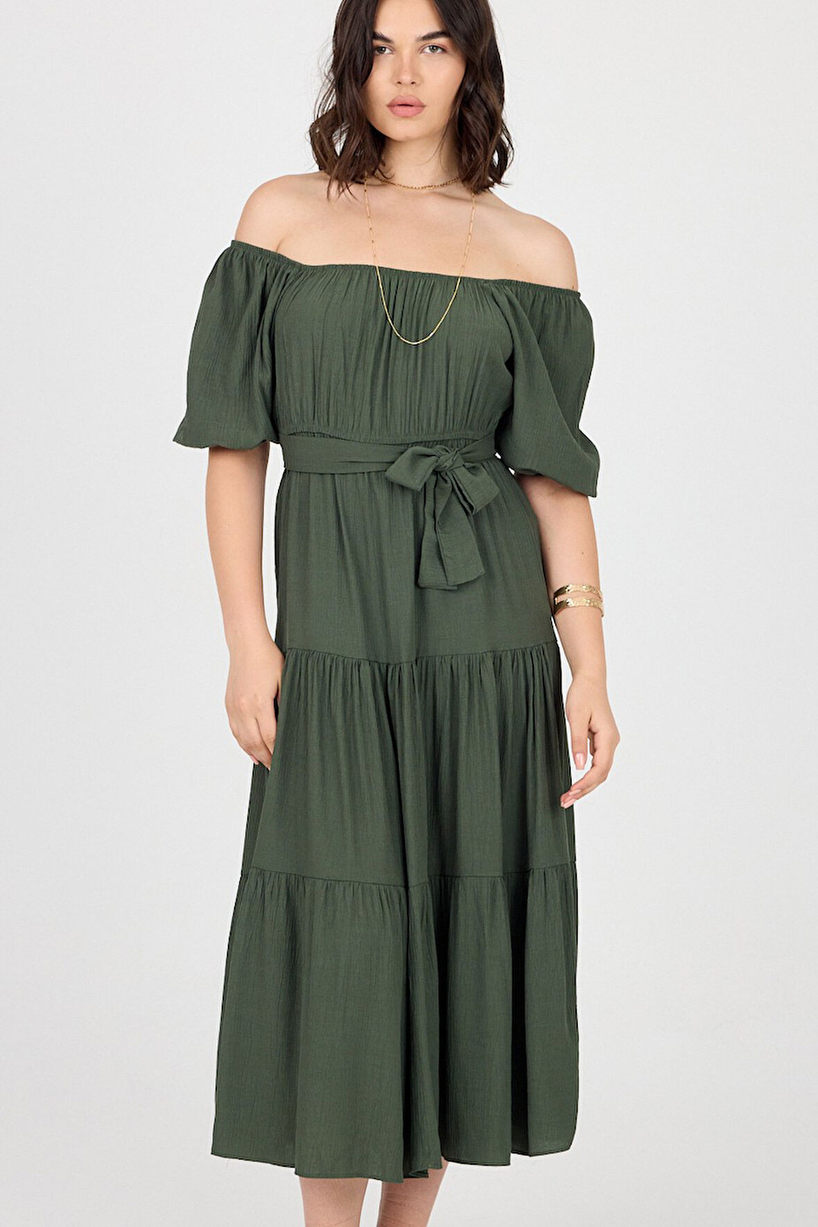 Omzu ve Beli Lastikli Kat Detaylı Midi Boy Elbise