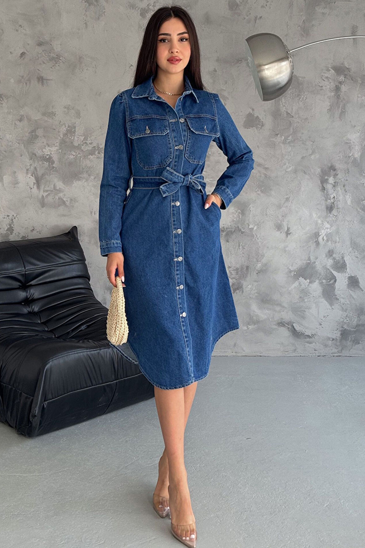 Kadın Kuşaklı Düğmeli Denim Elbise – Yapılandırılmış & Şehirli Stil