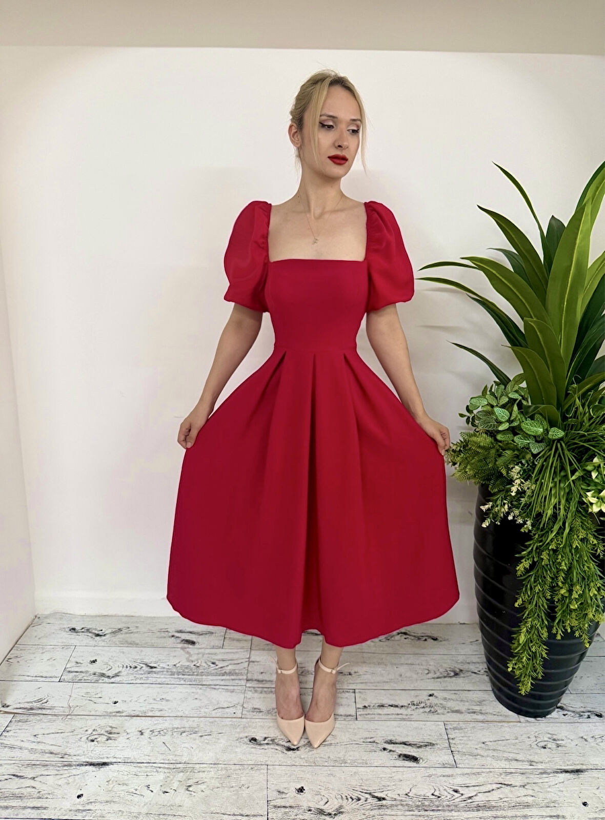 Yaka kenarı ve Kol Ağzı Lastikli Balon Kol Eteği Pileli Midi Elbise