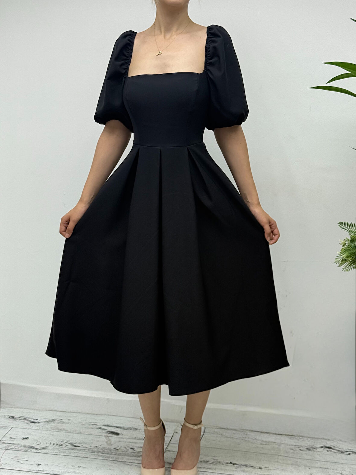 Yaka kenarı ve Kol Ağzı Lastikli Balon Kol Eteği Pileli Midi Elbise