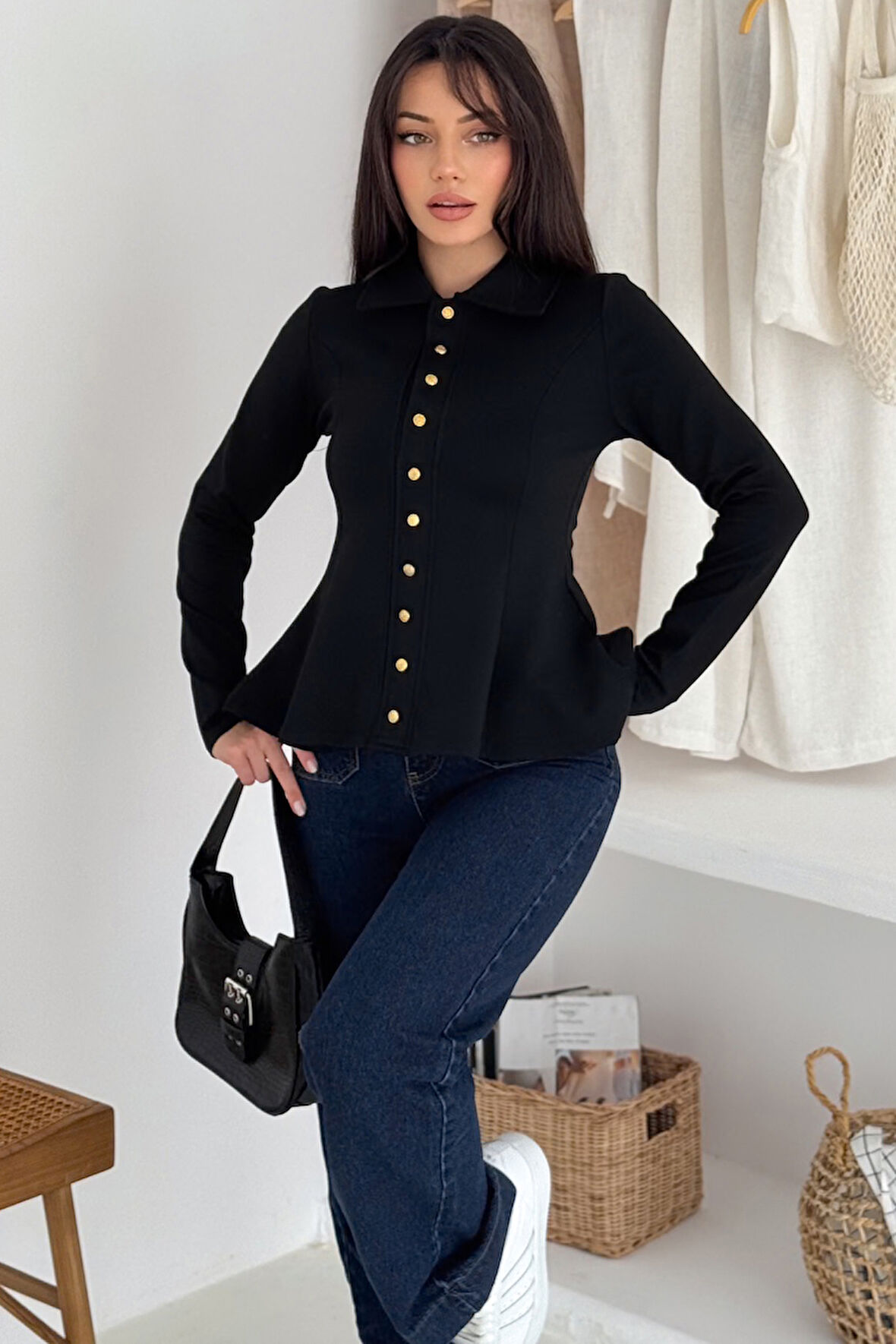 Kadın Altın Düğmeli Peplum Gömlek & Bluz – Güçlü & Şehirli Stil