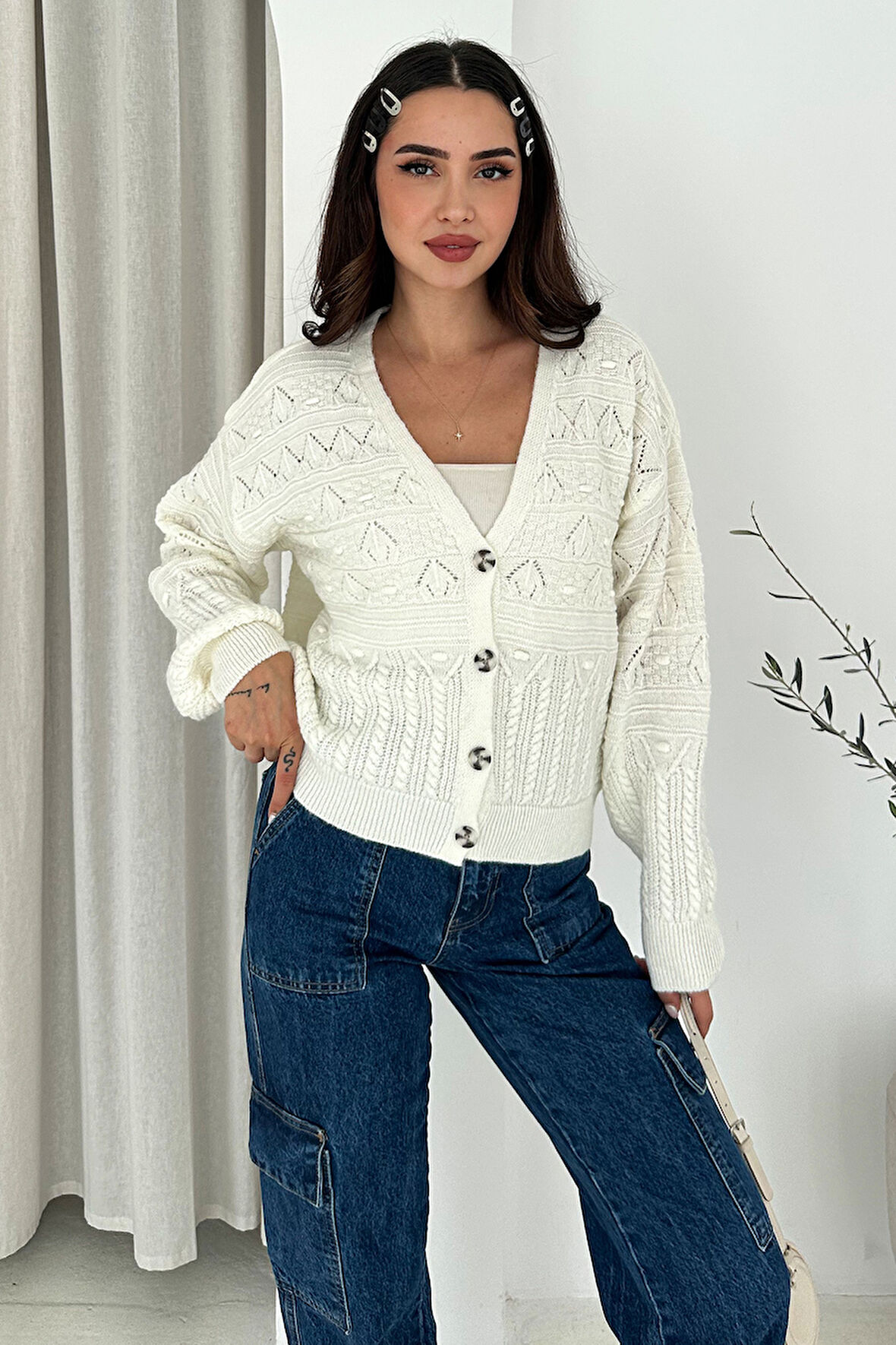 Kadın V Yaka Düğmeli Triko Hırka – Textured Grace