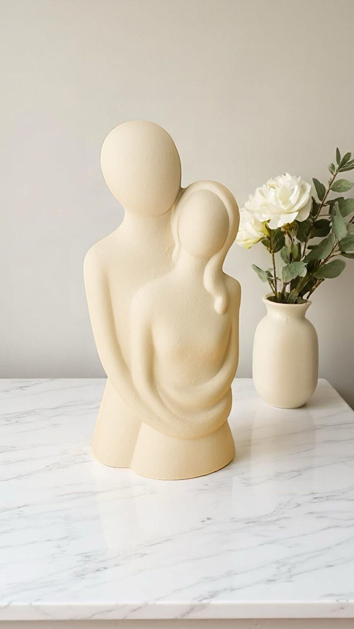 Sarılan Çift Figürlü El Yapımı Dekoratif Obje – Romantik ve Anlamlı Tasarım (10 x 5 cm)