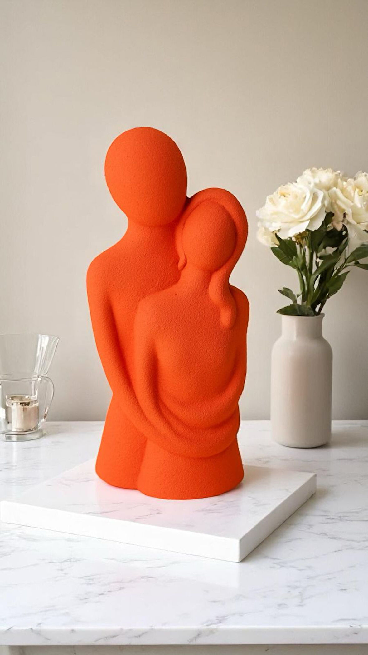 Sarılan Çift Figürlü El Yapımı Dekoratif Obje – Romantik ve Anlamlı Tasarım (10 x 5 cm)