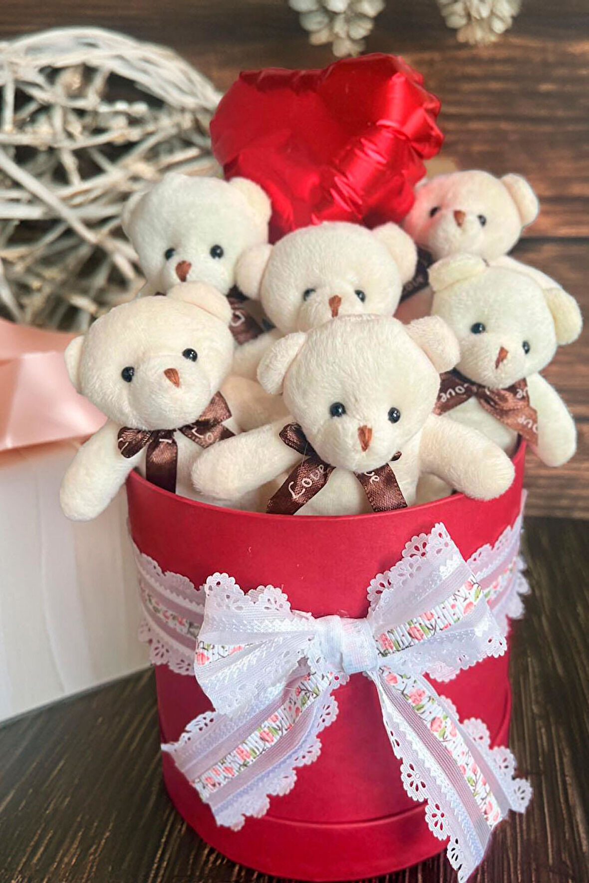 Premium Silindir Hediye Kutusunda, Kalpli Balonlu 6’lı Beyaz Ayıcık Buketi