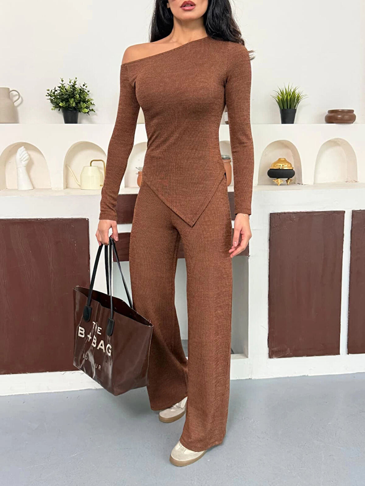 Kahverengi Kayık Yaka Asimetrit Kesim Bluz İspanyol Paça Pantolon İkili Takım