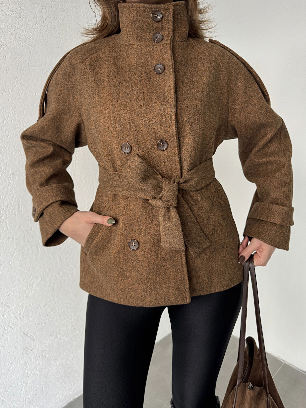 Kahverengi Kruvaze Boğazlı Dik Yaka Düğmeli Apoletli Kaşe Kaban Mont