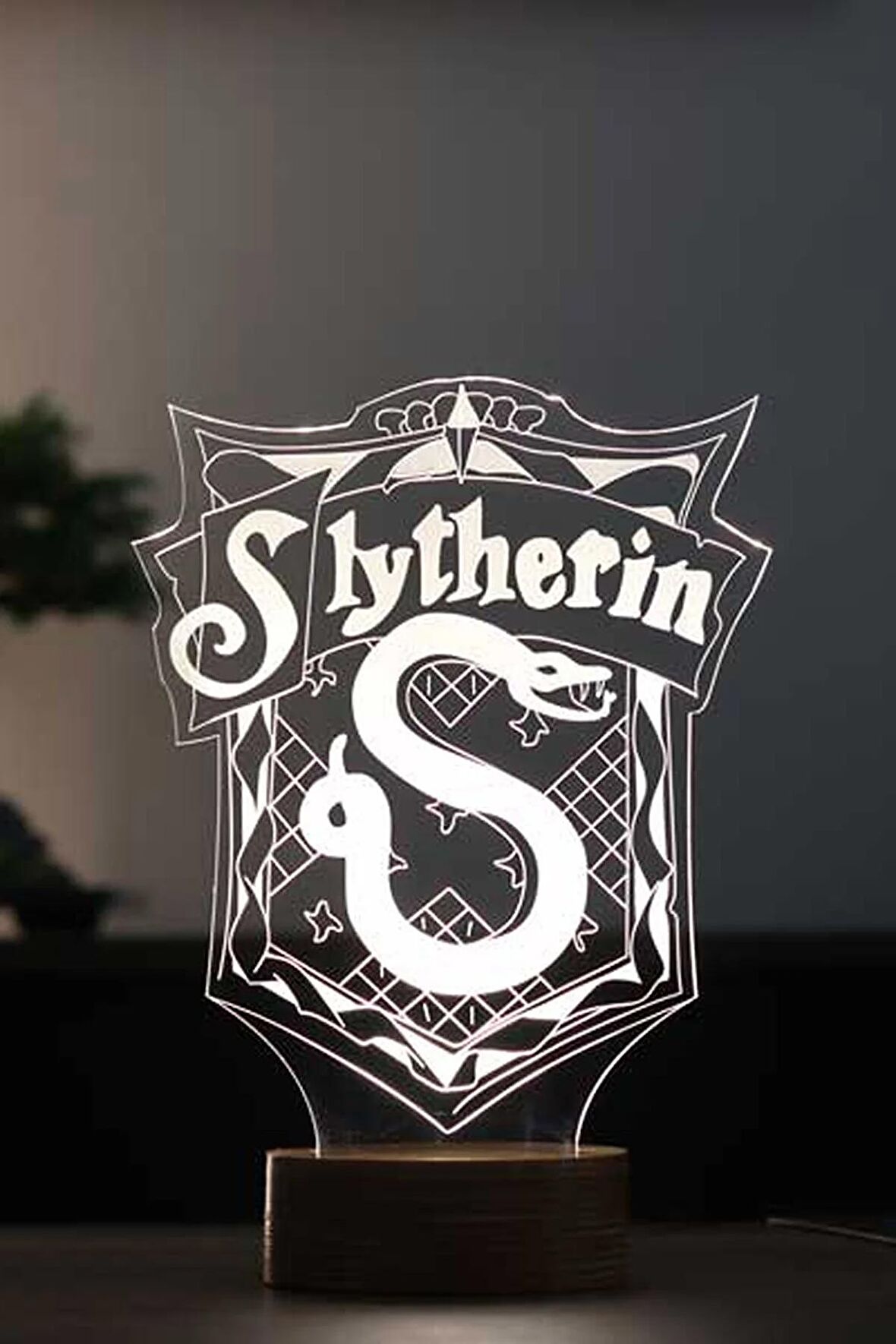 Harry Potter Slytherin Figürlü Dekoratif Hediye Led Masa Lambası | 7 Işık Rengi | Ahşap Taban