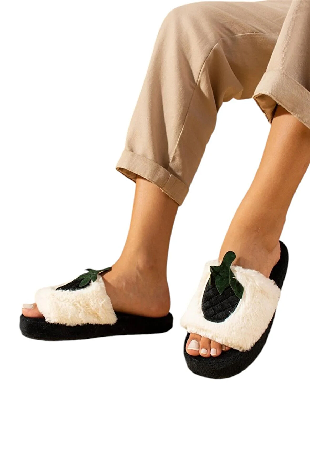 Çilek Desen Peluşlu Kadın Ev Terliği SİYAH