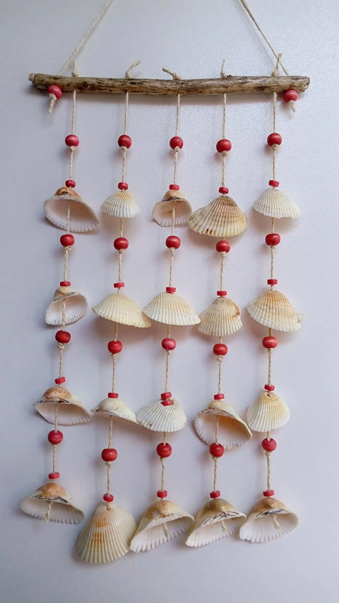 Kırmızı Boncuklu Deniz Kabuğu Figürlü Rüzgar Gülü