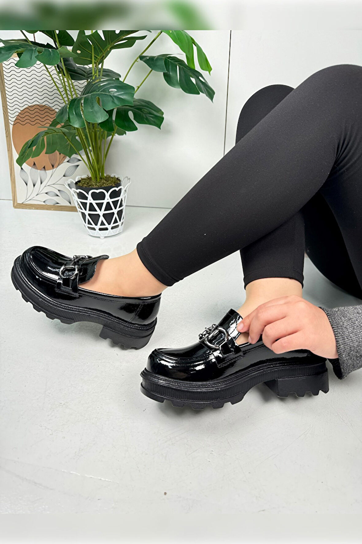 Günlük Kadın Loafer V Tokalı Kalın Topuklu Tırtıklı Tabanlı Oval Burunlu Makosen Ayakkabı 7455 - 745