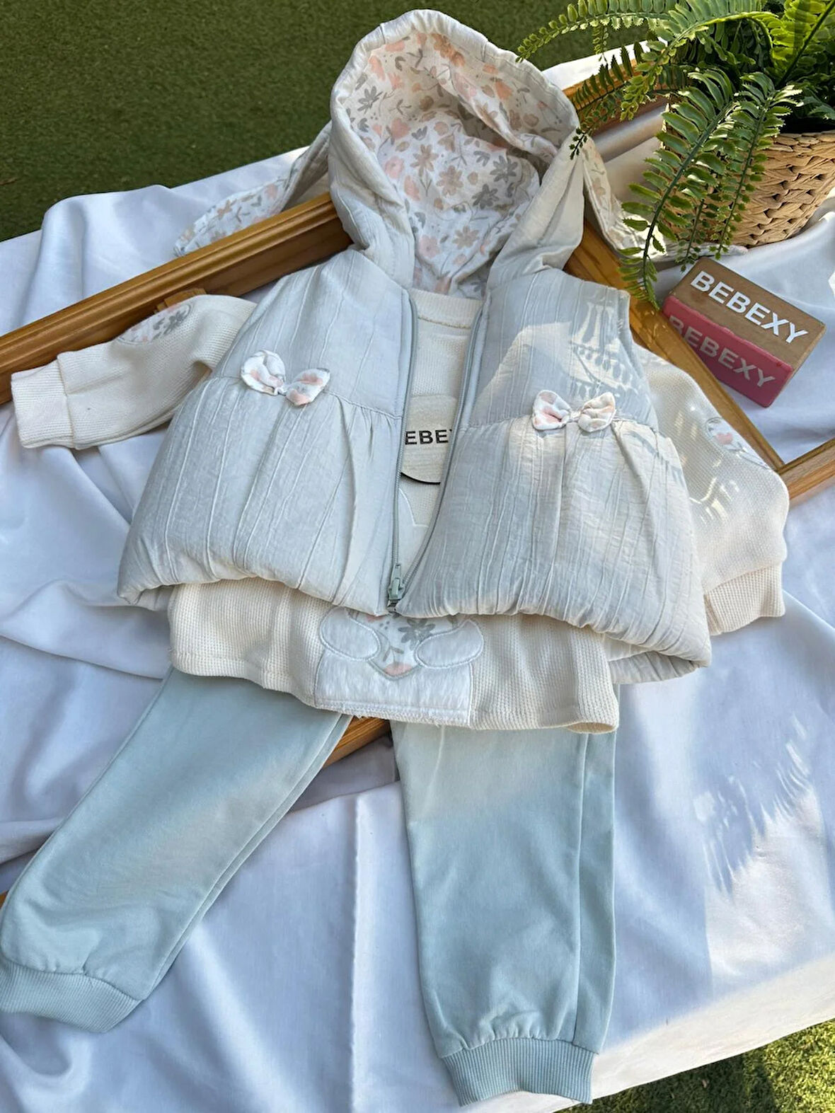 Fiyonklu  Yelekli Takım 3'lü