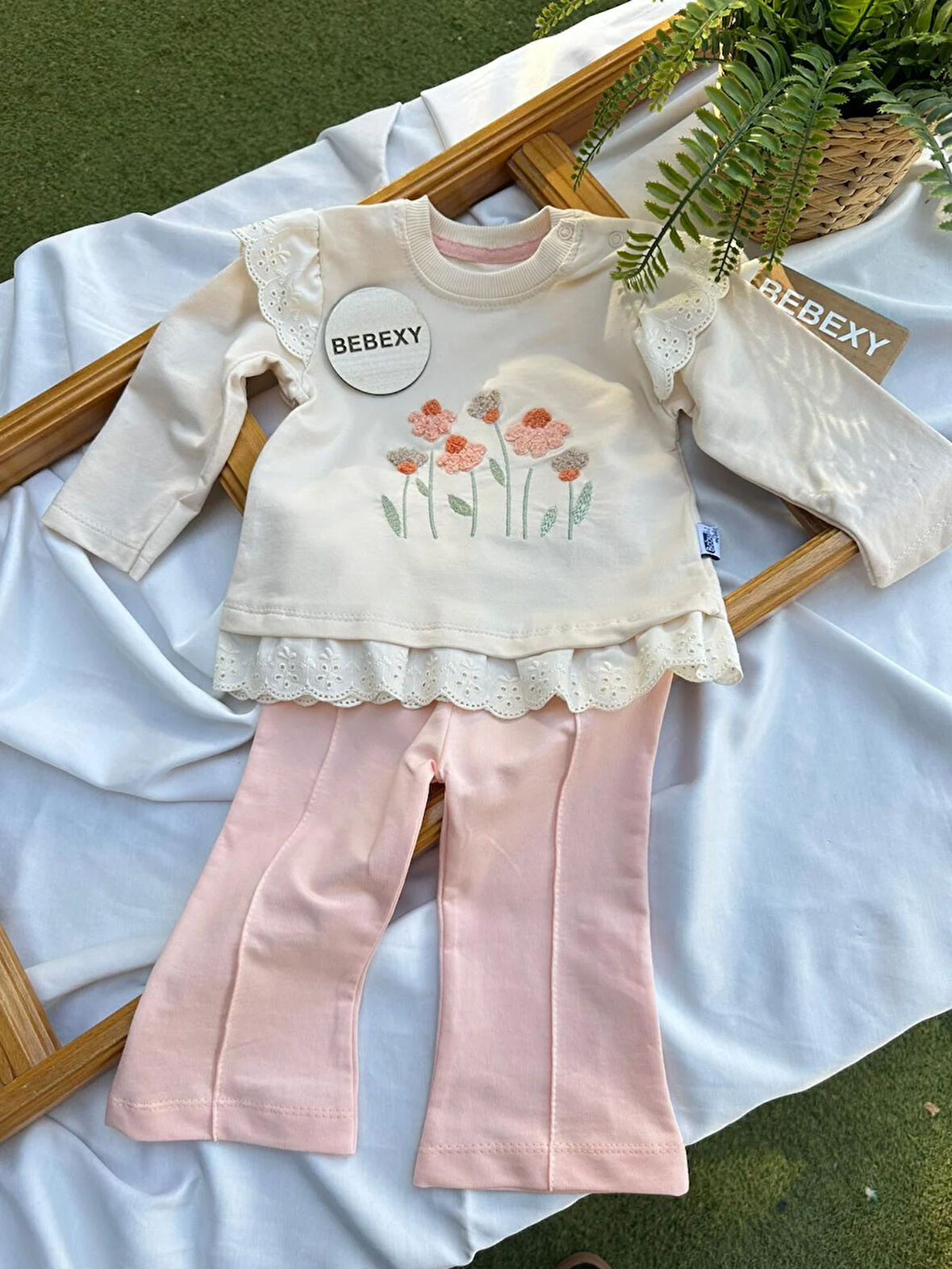 Papatya Desenli Dantel Omuzlu Takım