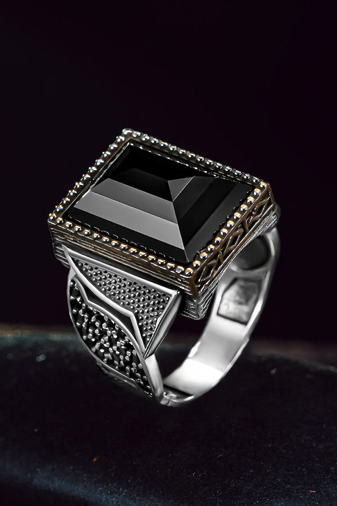 Erkek Gümüş Yüzük - Siyah Zirkon Taşlı Yanı Zirkon Taşı Detaylı 925 Ayar Erkek Yüzük