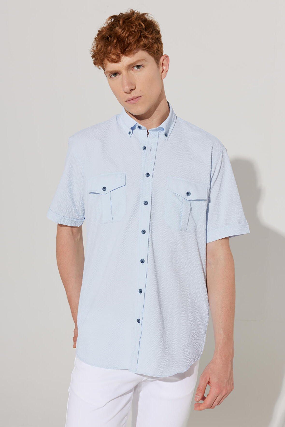 Erkek Mavi Comfort Fit Rahat Kesim Düğmeli Yaka Kısa Kollu Cepli Gömlek