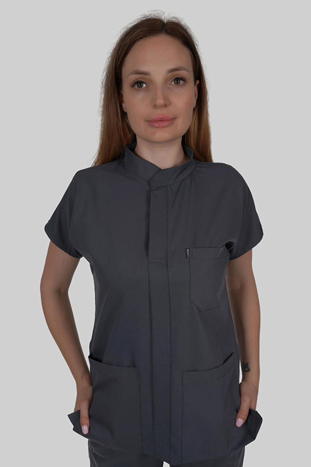 FÜME LİKRALI HAKİM YAKA HEMŞİRE DOKTOR FORMASI (TEK ÜST) LİKRALI HAKİM YAKA SCRUBS (TEK ÜST)