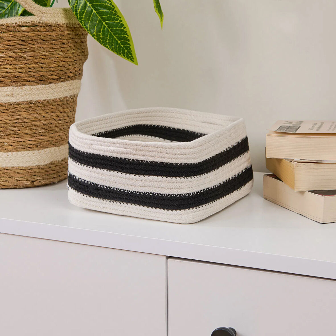 Living Elegant Curves Dekoratif Sepet - Siyah / Beyaz - 20x20x10 cm