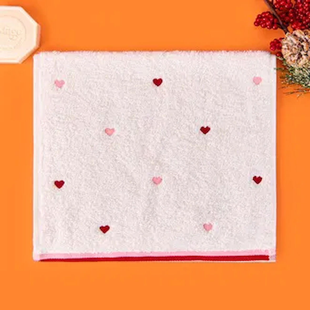 Soft Kalp Nakışlı El Havlusu - Ekru / Kırmızı - 30x50 cm