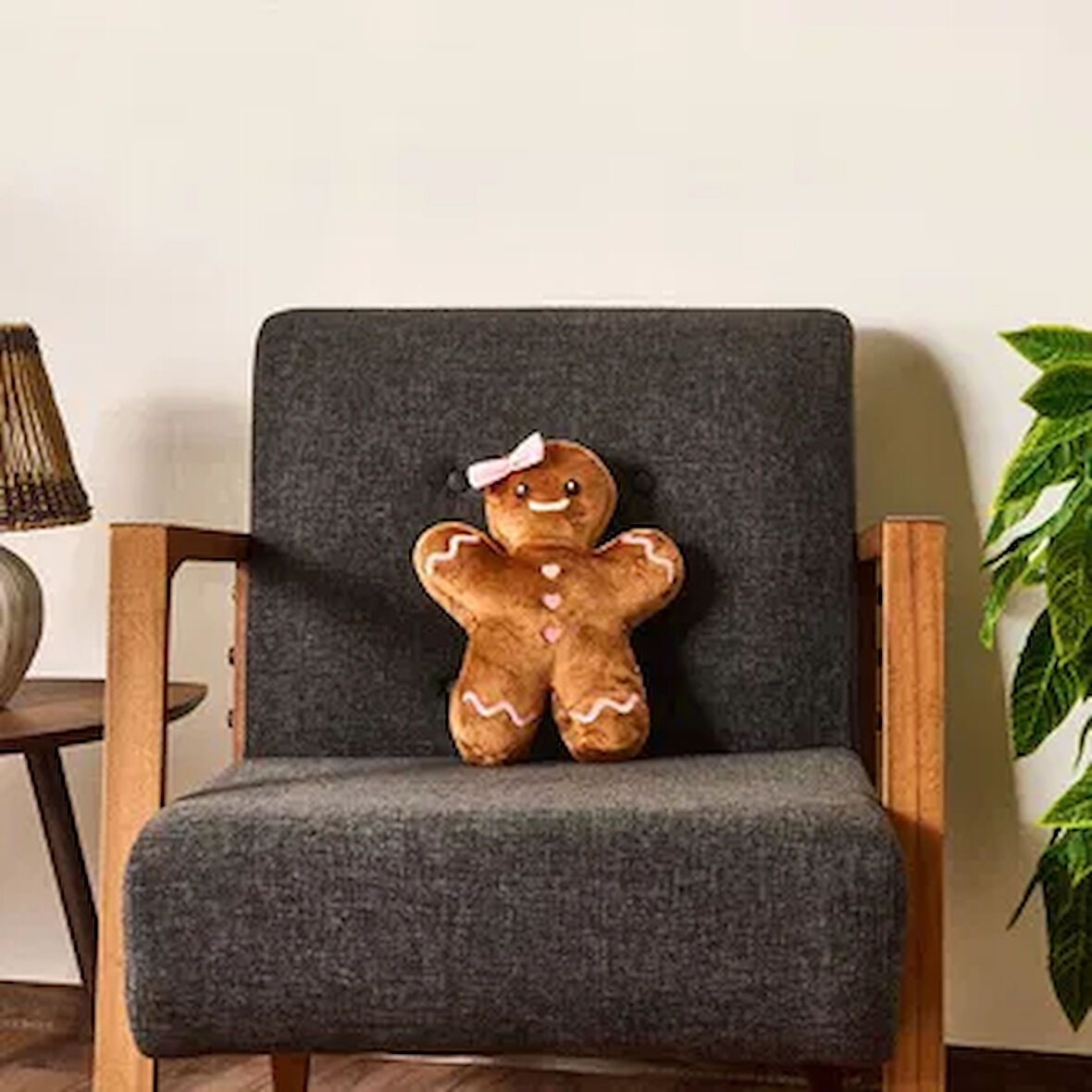 Soft Kurabiye Kız Figürlü Yastık - Kahverengi - 30 cm