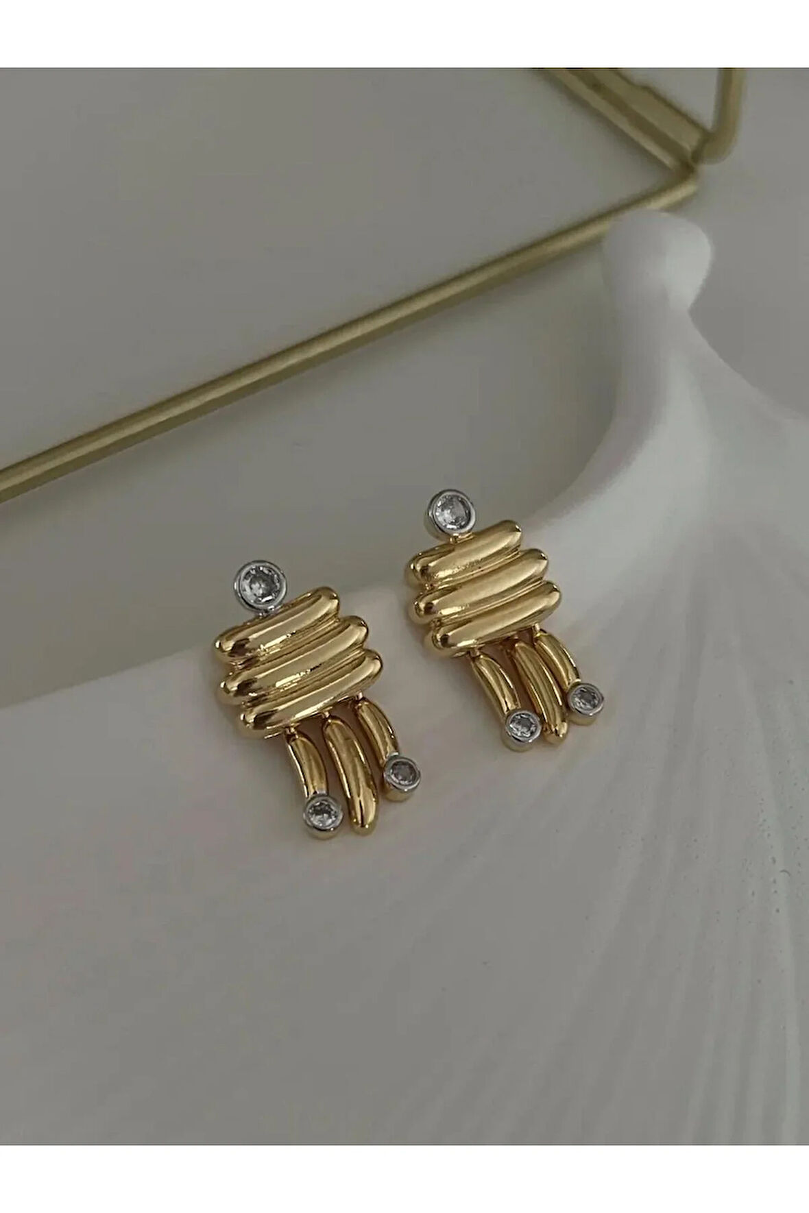 Gold Renkli Zirkon Taş Detaylı Kadın Küpe