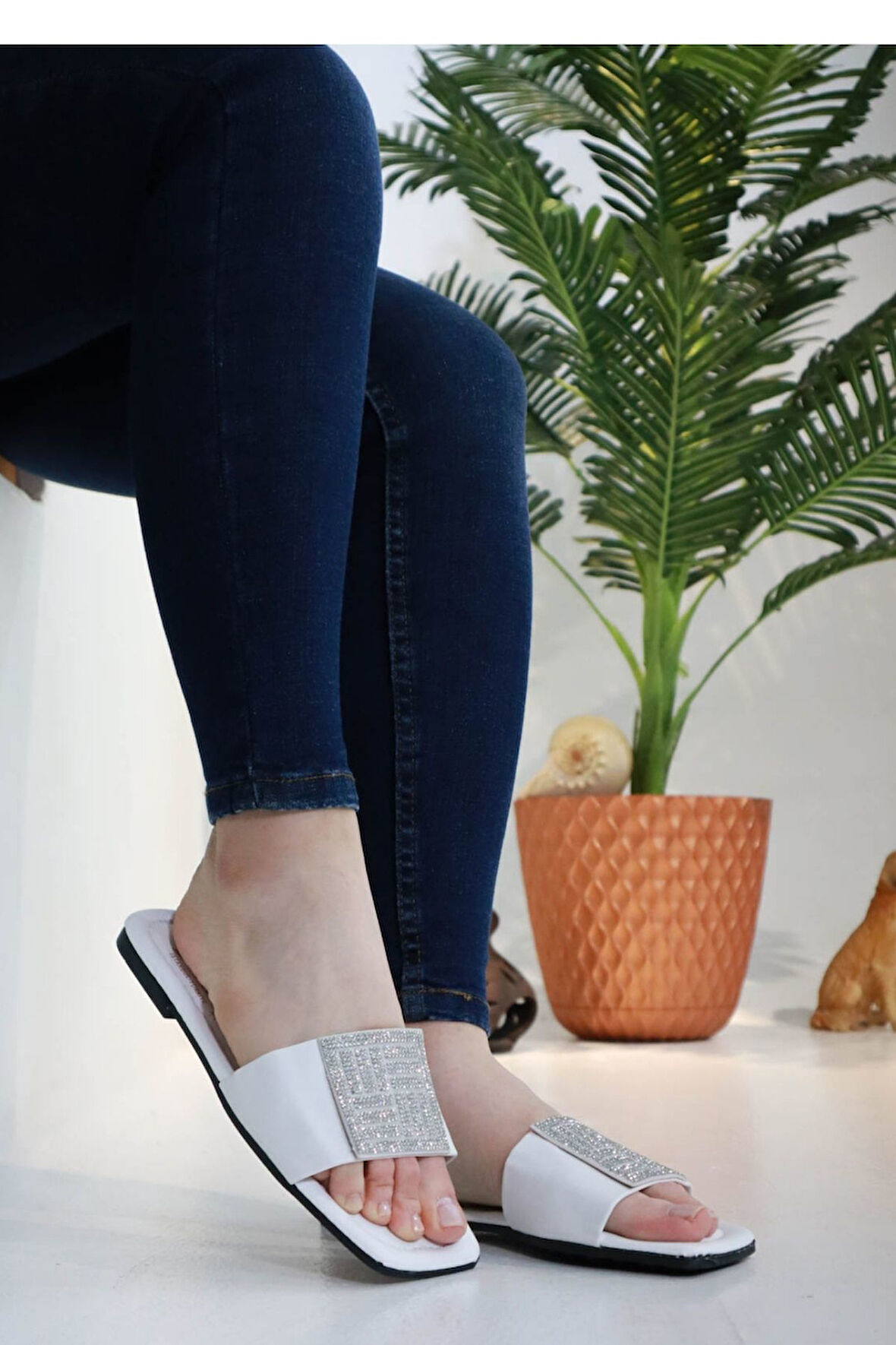 Sermoda Kare Taş Tokalı Yazlık Kadın Terlik Düz Tabanlı Terlik Beyaz