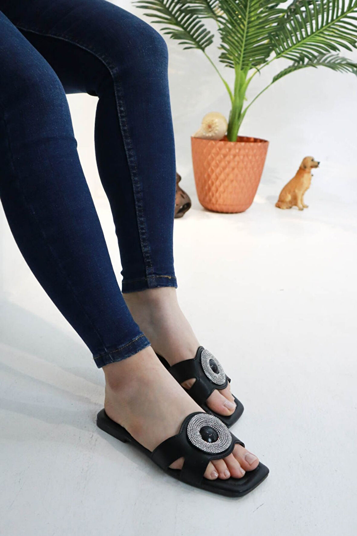 Sermoda Düz Tabanlı Broş Slikon Taşlı Kadın Yazlık Terlik  NW Siyah