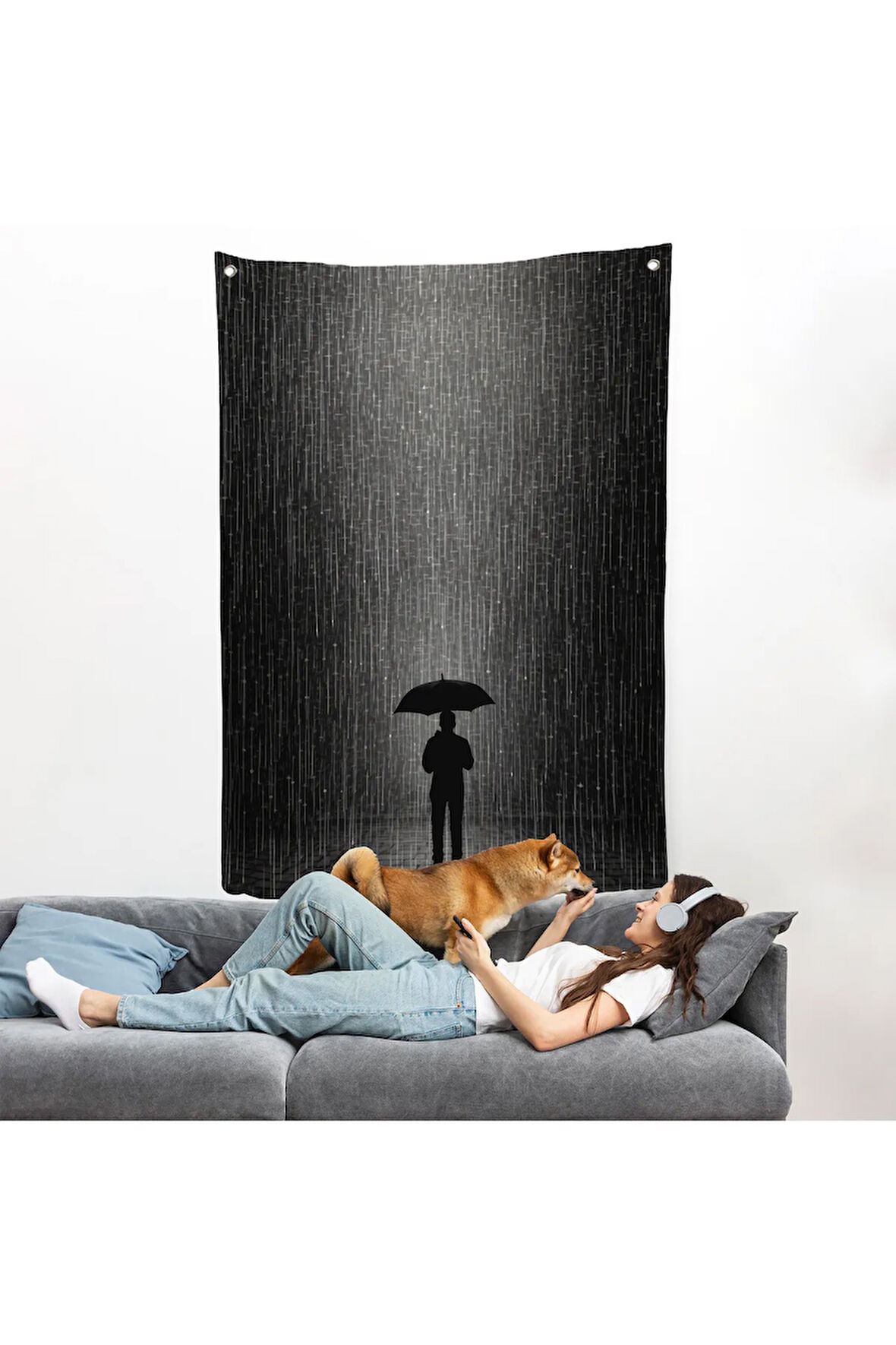 Hiçliğin Ortasında Gece Yarısı Yağmur Altındaki Adam Duvar Örtüsü-7548