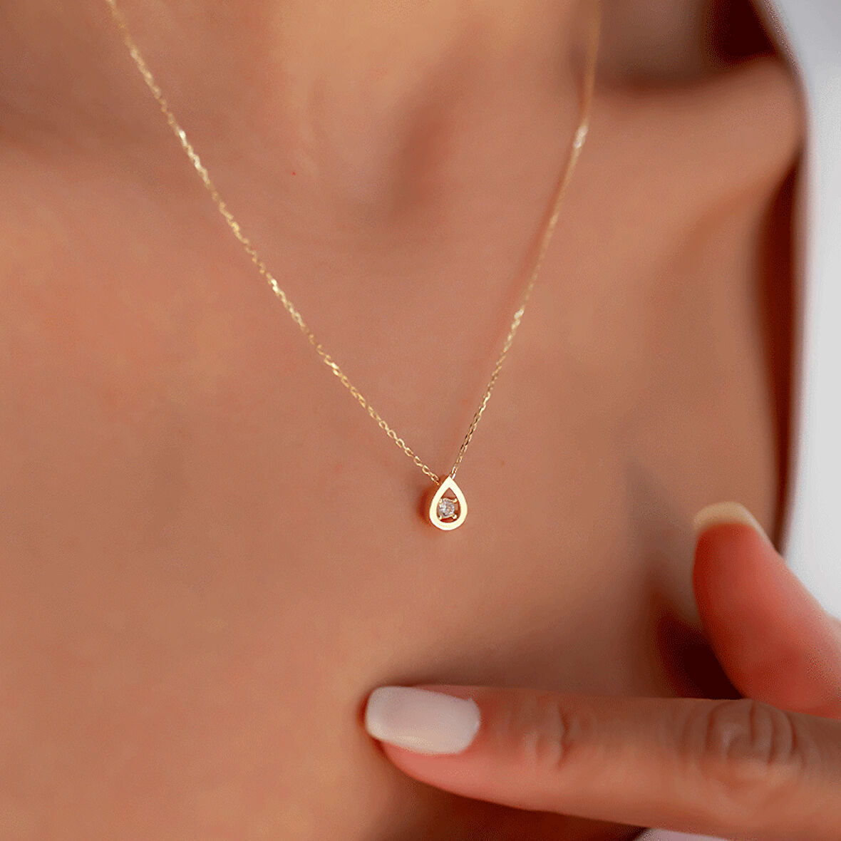 Damla Model Taşlı Kolye
