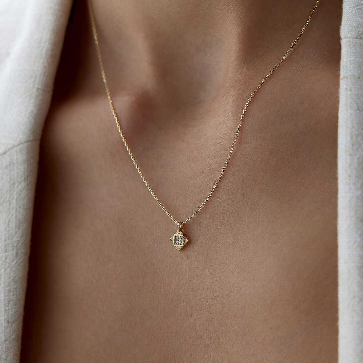 Dört Taşlı Dörtgen Kolye